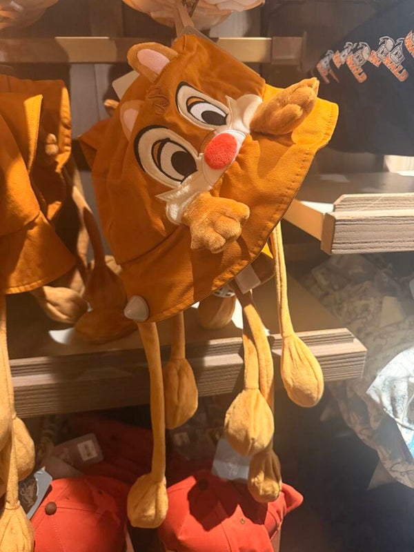 Dale bucket hat moving hands - DLP