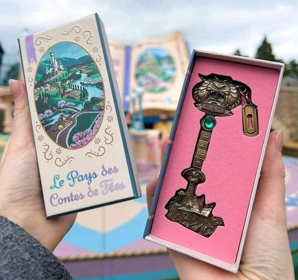 les pays des contes de fees - limited key - Disneyland Paris