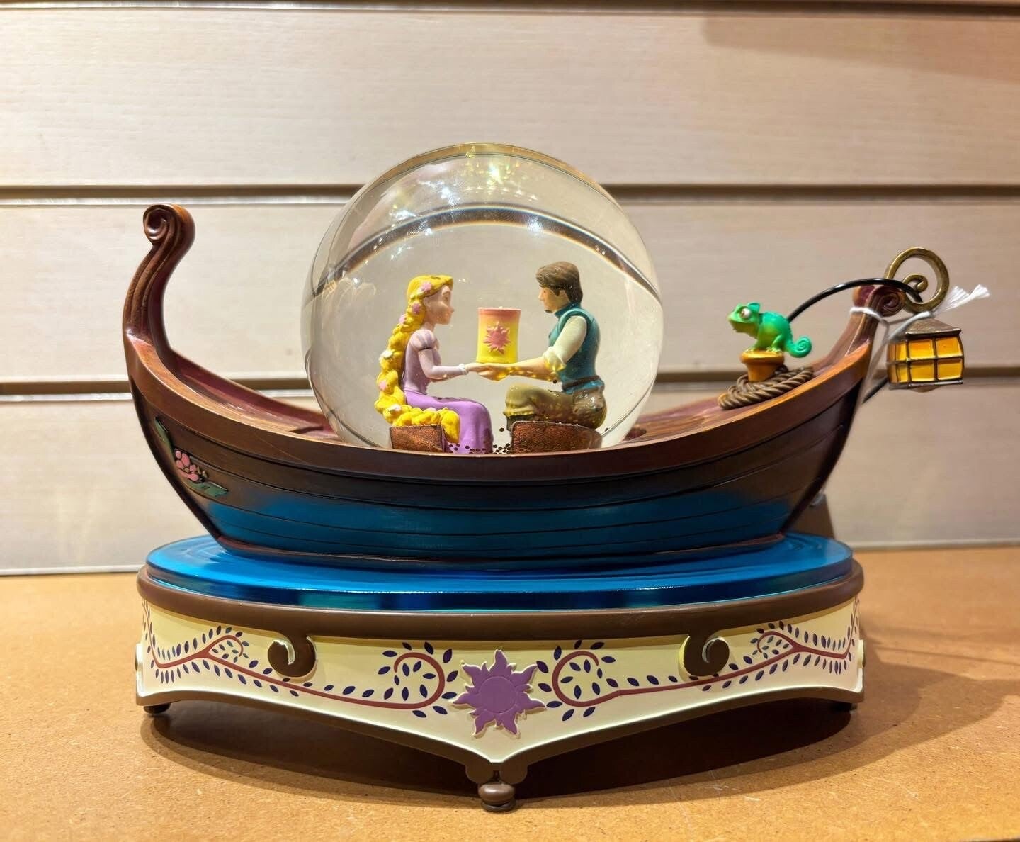 Tangled boat snowglobe - Disneyland Paris