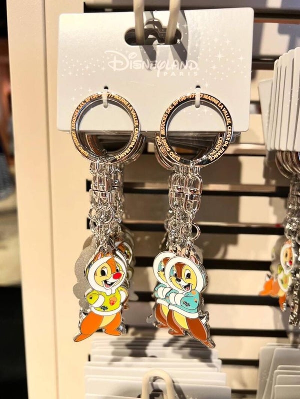 Chip & Dale winter outfit - keychain - Disneyland Paris