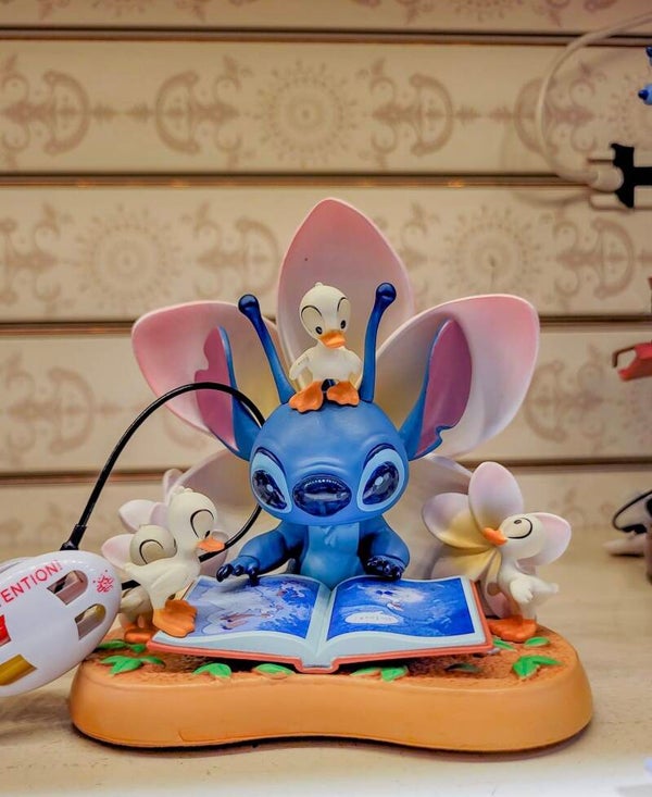Stitch , ducklings & flowers small figurine - Disneyland Paris