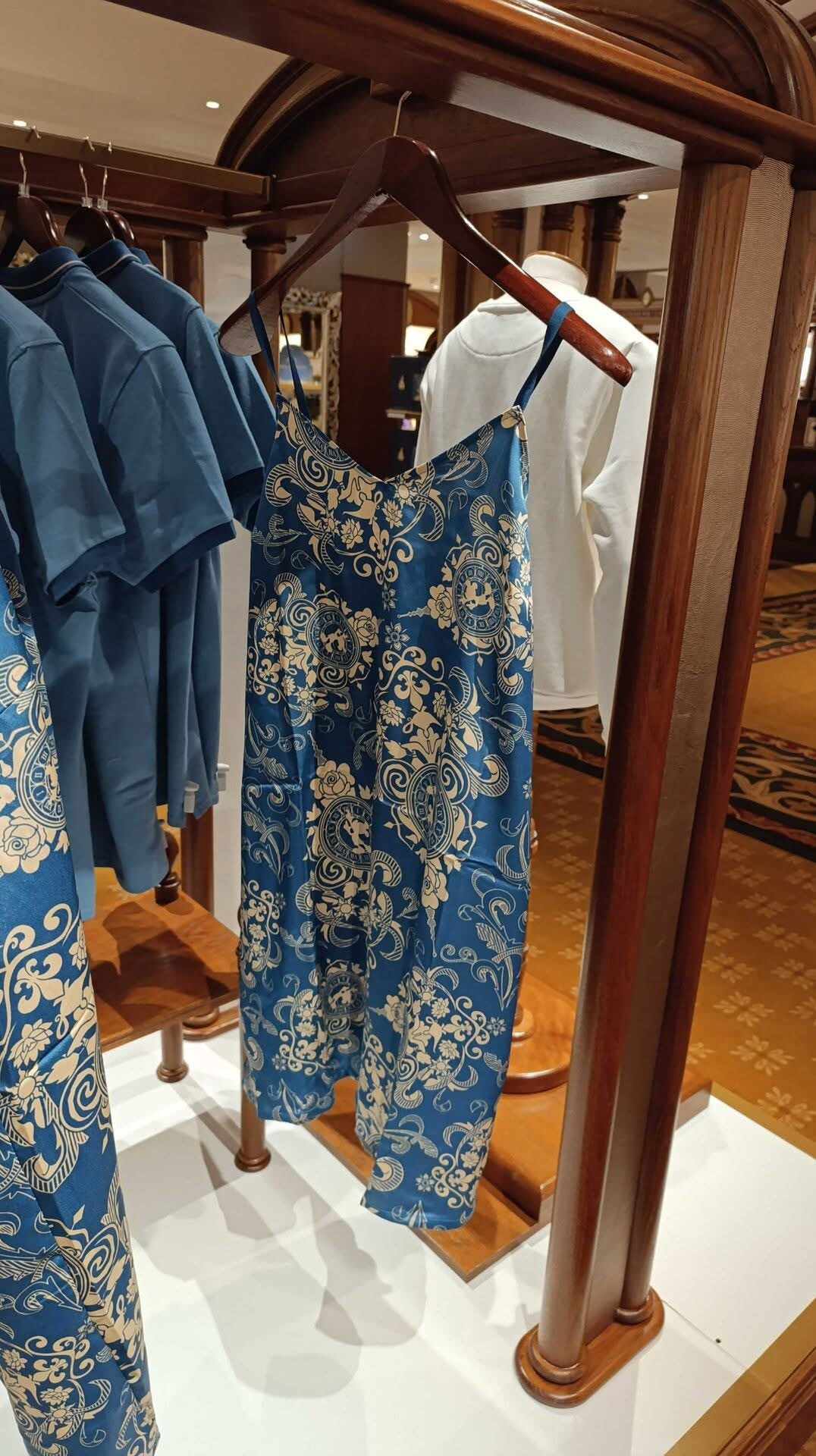 Adult night dress - Disneyland Hotel