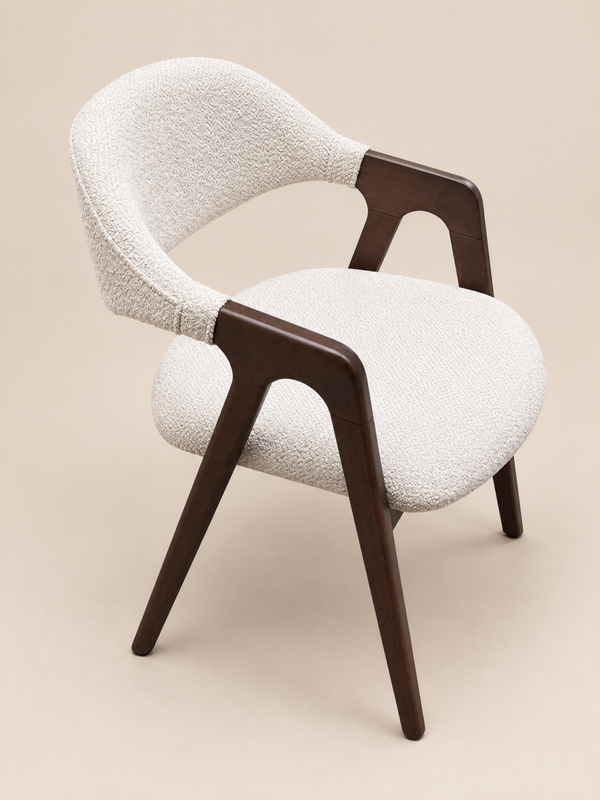 Japandi eetkamerstoel met armleuningen – notenhout en bouclé beige of taupe stof
