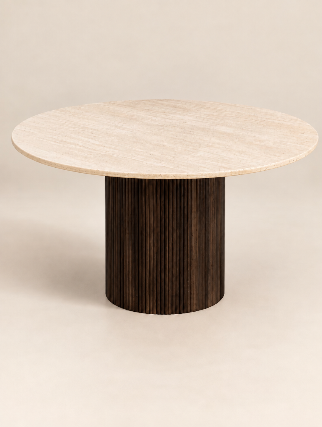 Japandi ronde eettafel Ø130 cm – mat travertine blad en donker walnoot onderstel