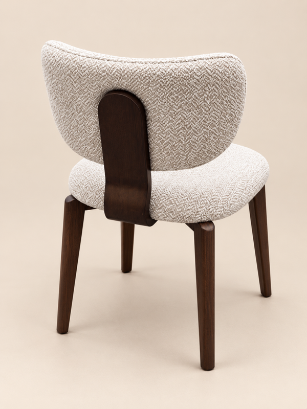 Eetkamerstoel Enzo – Notenhout met beige stof | Japandi stijl
