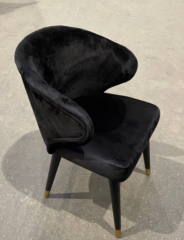 mbc-living - eetkamerstoel Laos - zwart velvet met zwarte houten poten - uiteinde van de poten in goud.
