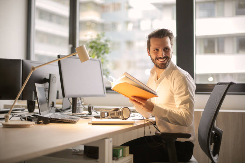 met ontspannen spieren werken aan een bureau