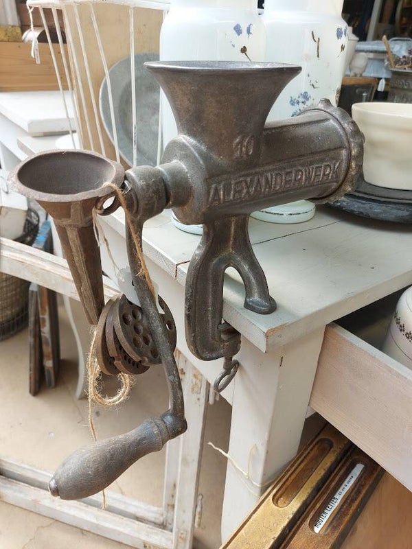 ◘ Antieke vleesmolen