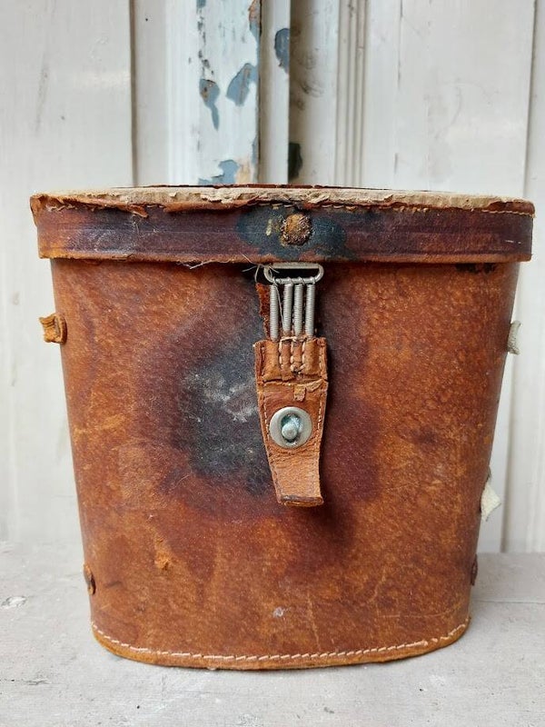 ◘ Oude verrekijker in leren foudraal
