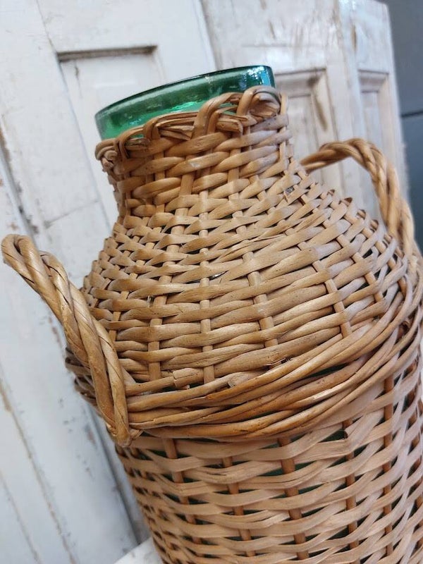 ♠ Oude fles in rietenmand