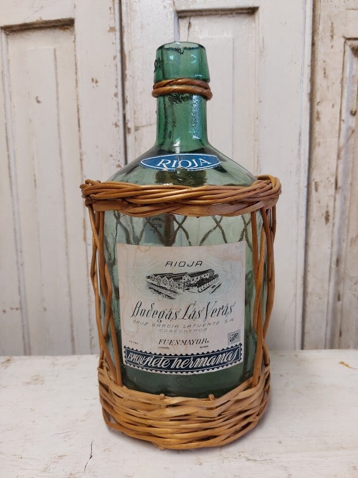 ♥ Oude wijnfles in rotan mand