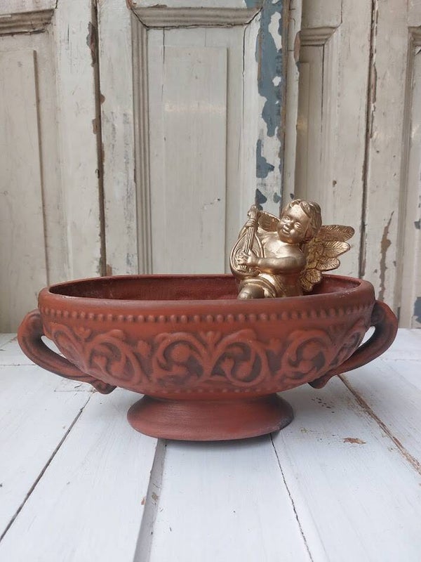 ♥ Plantenbak op voet van terracottakleurig aardewerk.