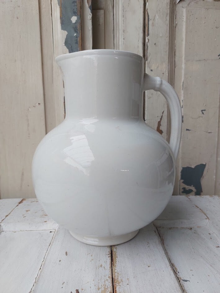 ♠ Witte waterkan van aardewerk