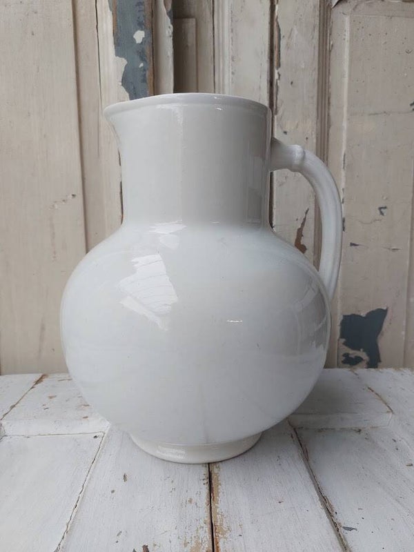 ♦ Witte waterkan van aardewerk