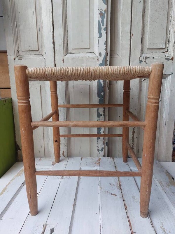 ♦ Houten kruk met biezen zitting