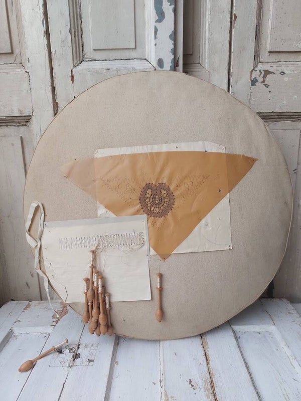 ♠ Oude kantkloskussen met tas