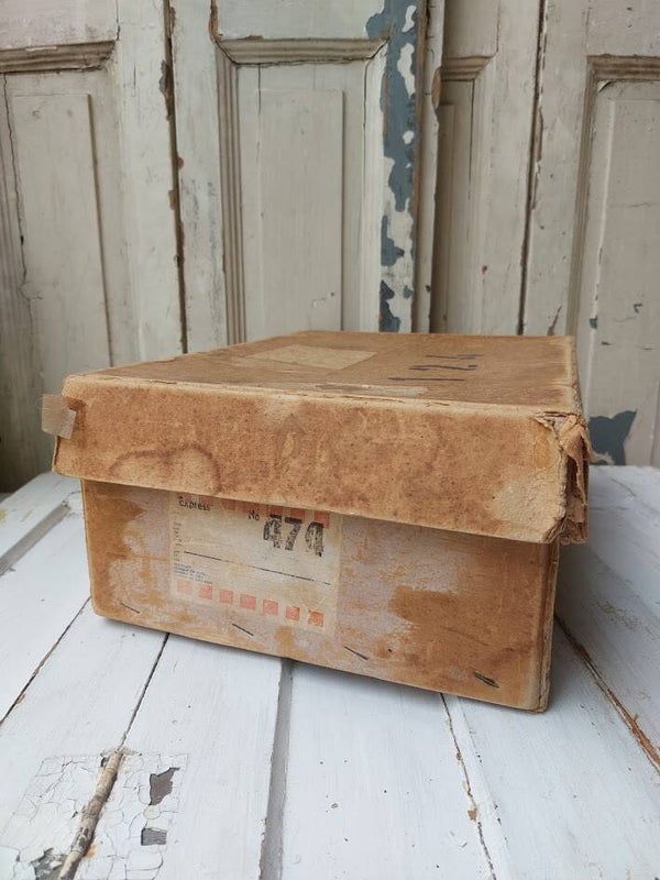 ♠ Oude kartonnen doos