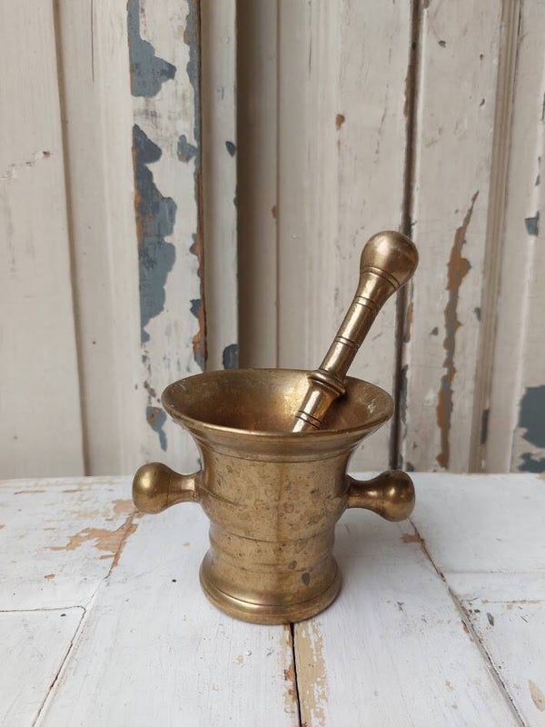 ♠ Antieke vijzel met stamper