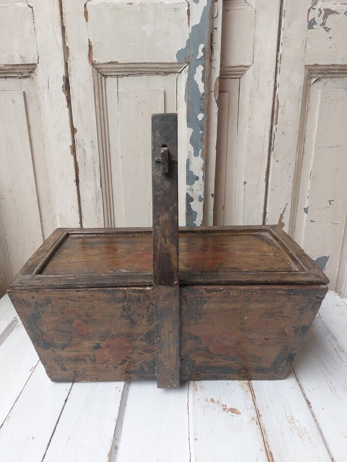 ♠ Antieke houten bak met bloemen