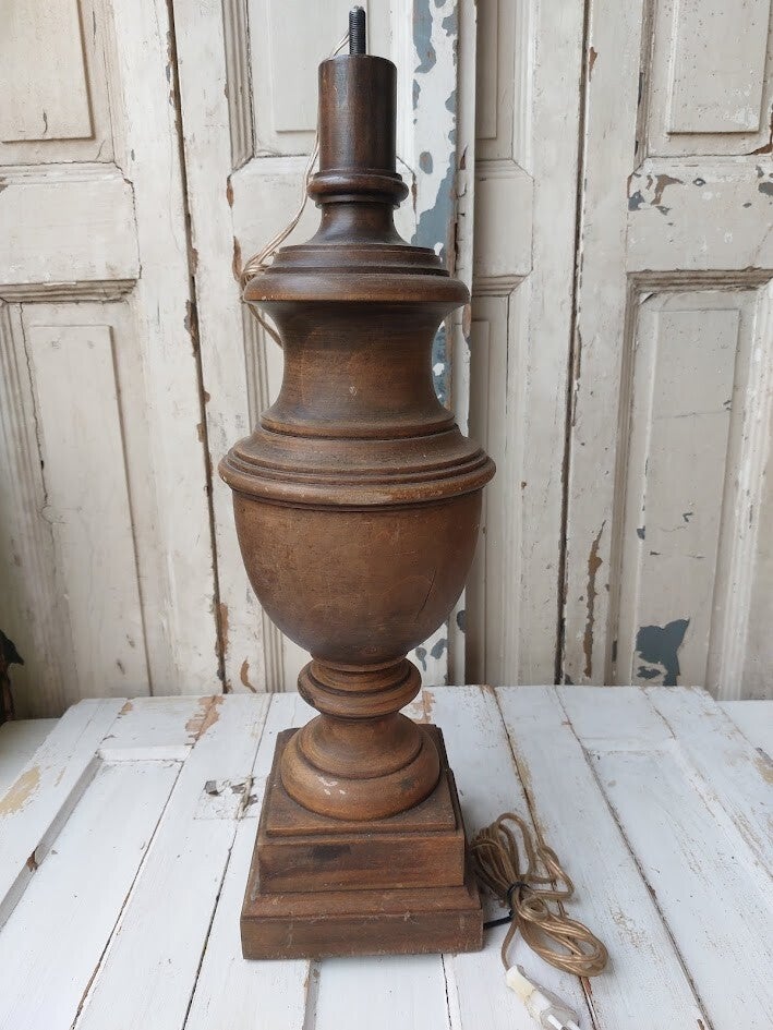 ♦ Antieke houten tafellamp