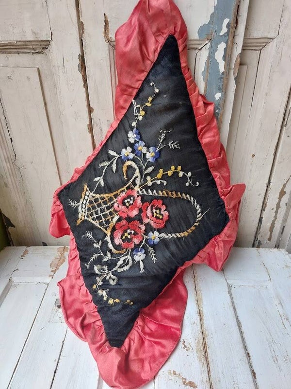♠ Antieke kussen hand geborduurd