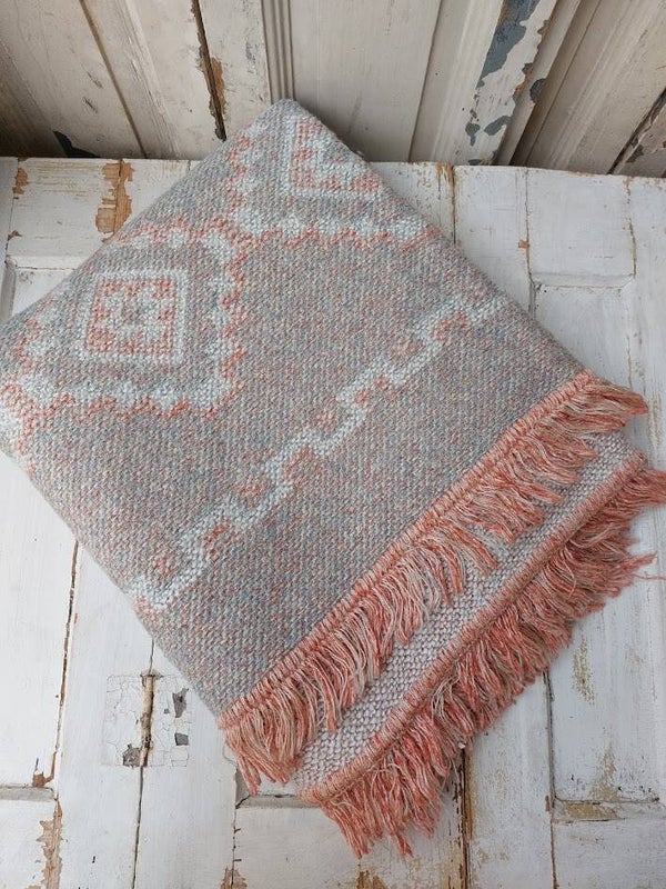 ♦ Plaid met franjes en een kelimpatroon