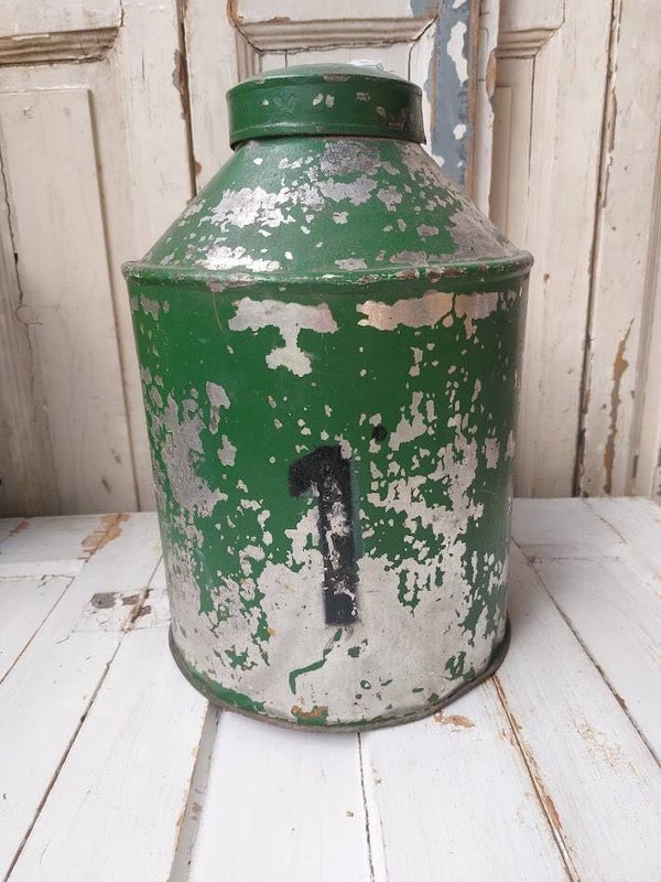♦ Antieke metalen petroleumkan