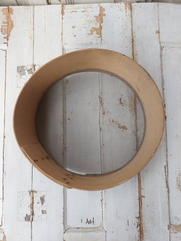 ♦ Antieke houten zeef