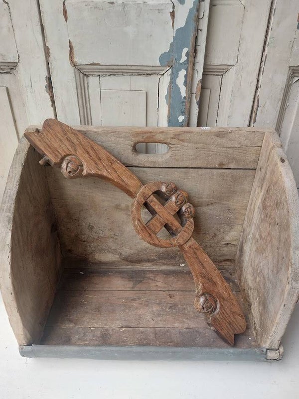☻ Antiek handgesneden ornament