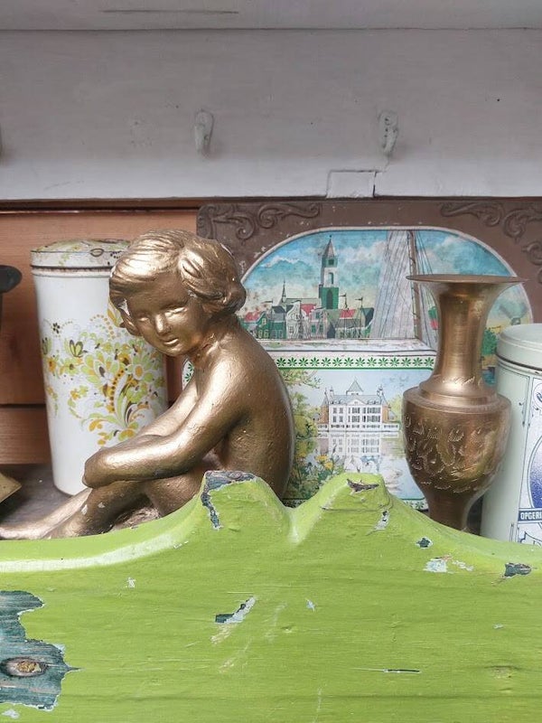 ☻ Vintage Goudkleurig Beeld: Zittend Meisje / Plaquettebeeld