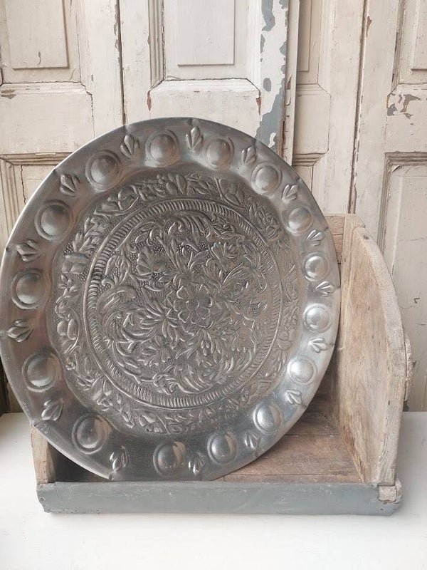 ☻ Grote Aluminium Schaal met Bloemenreliëf