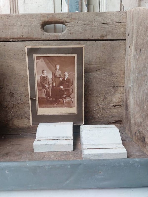 ☻  Set van 2 Handgemaakte Houten standaards
