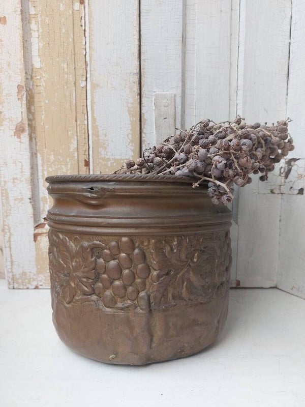 ☻ Antieke Koperen Cache-Pot / Bloempot met Druivenreliëf