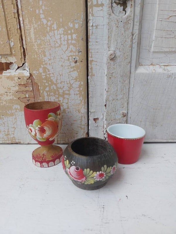☺ Vintage Eierdopjes Set van 3 – Handgeschilderd Hout & Porselein