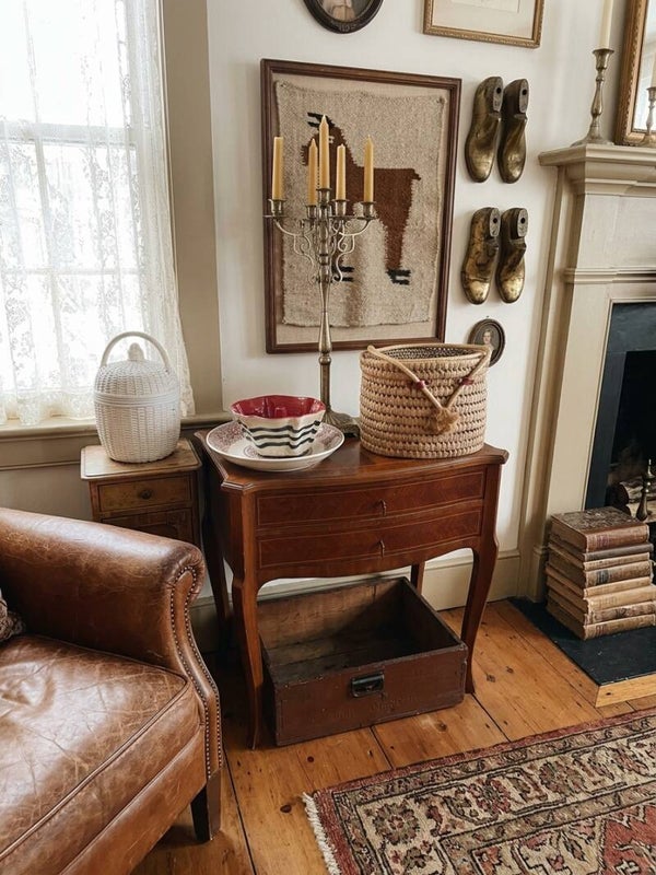 🕊️ Antieke houten sidetable
