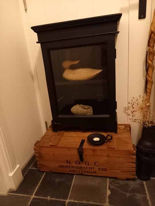 Zwarte vitrinekast / hangkastje