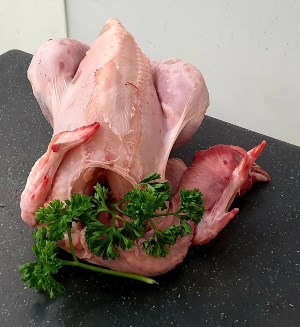 Coquelet fermier prêt à cuire