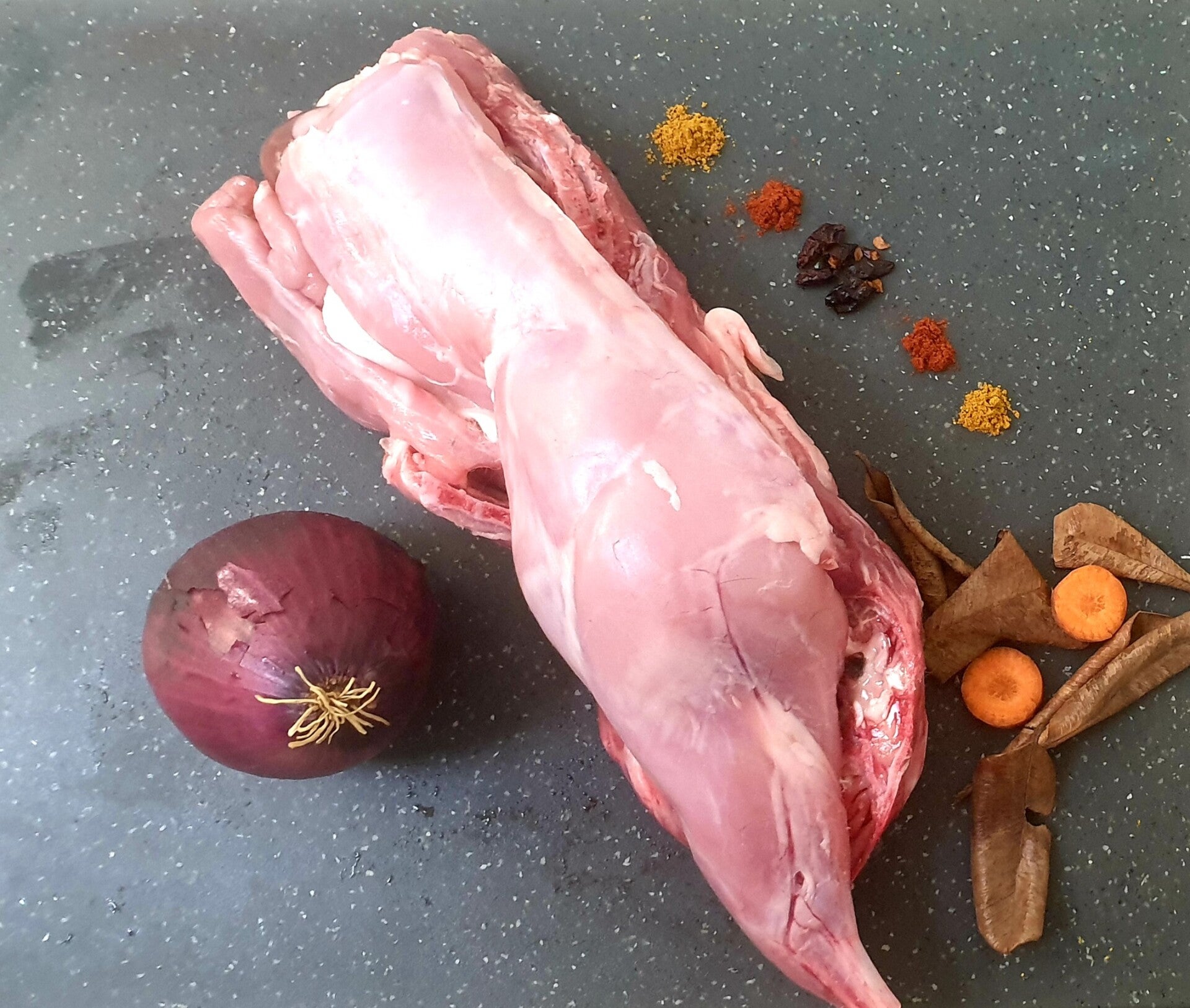 Demi lapin prêt à cuire