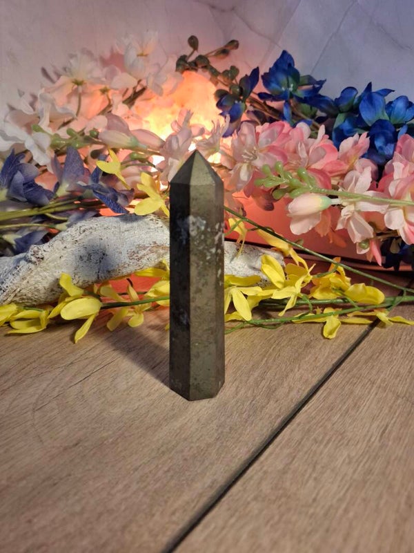 Pyriet toren met zwarte magnetiet en kwartspunten 6 kanten 751 A