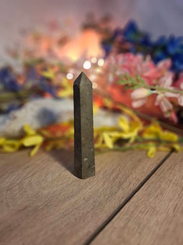 Pyriet toren met Magnetiet en kwartspuntjes 751 B 6 kanten