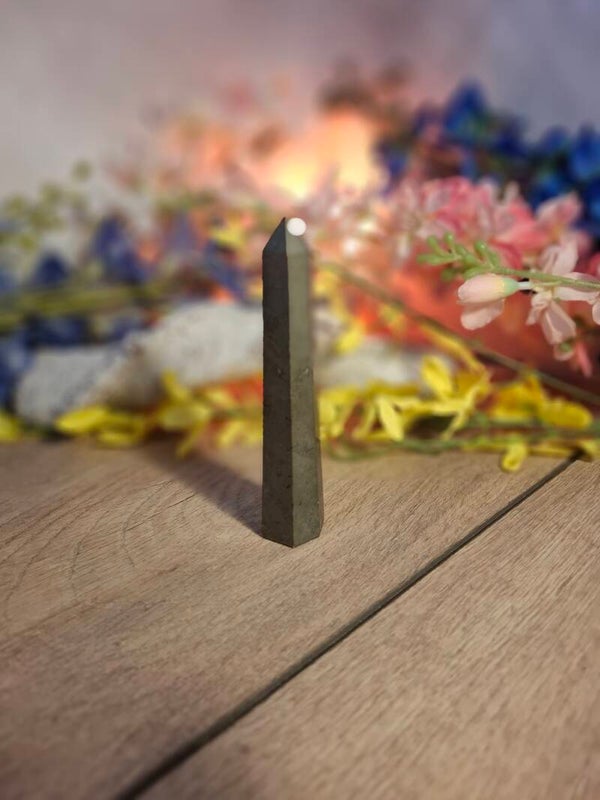 Pyriet toren met magnetiet  751 E 6 kanten