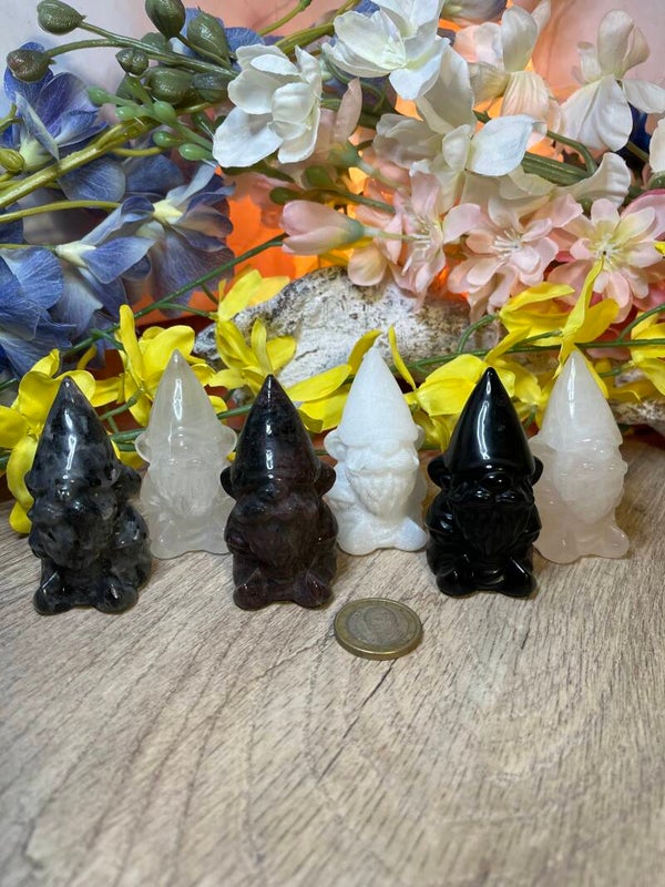 Kabouters in diverse kristallen