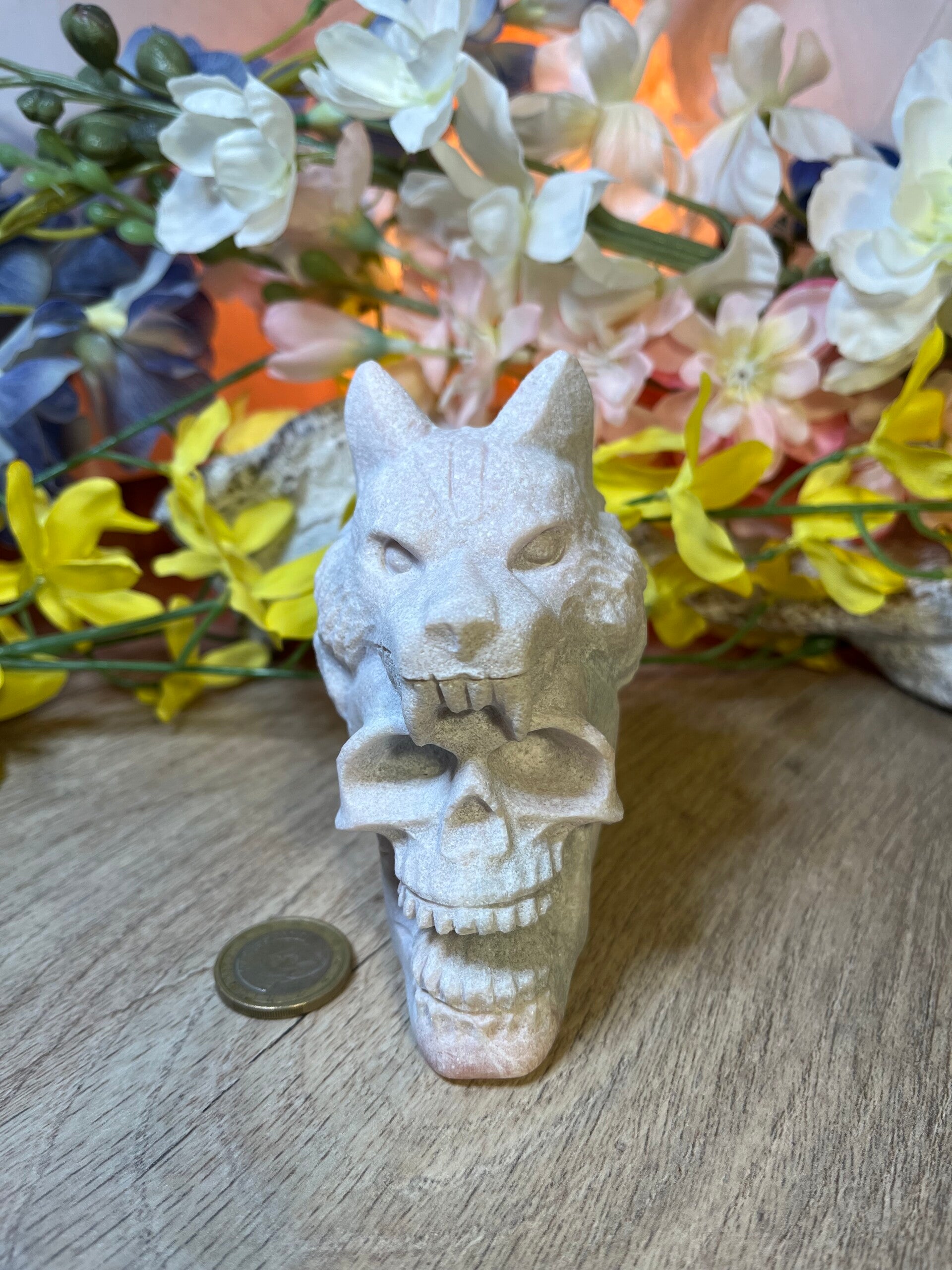 lachende skull met wolfshoofd uit roze opaal