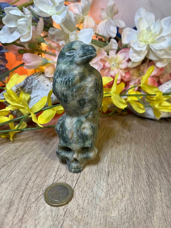 Skull met een Raaf uit Serpentijn
