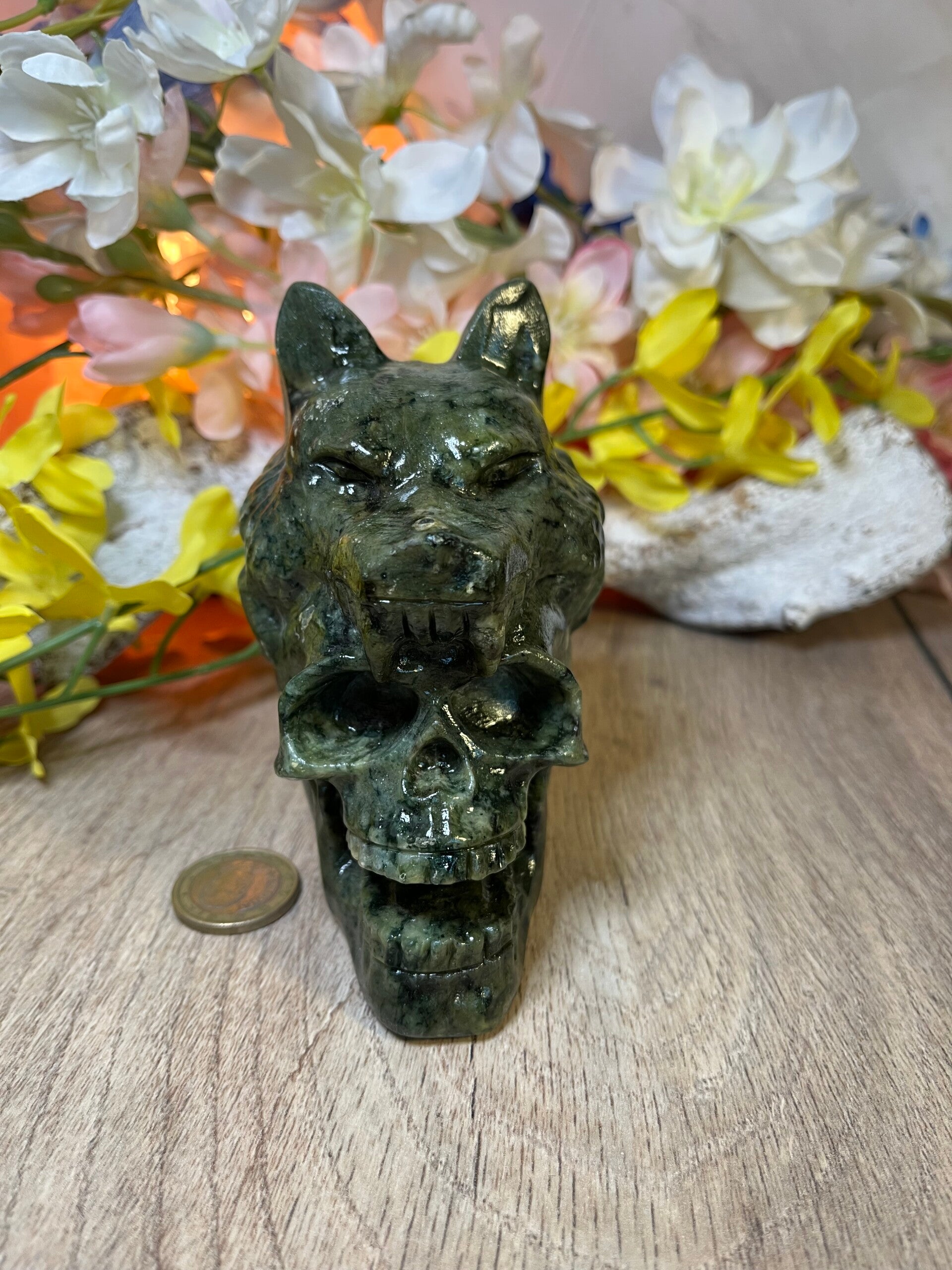 Lachende skull met wolfshoofd uit Jade