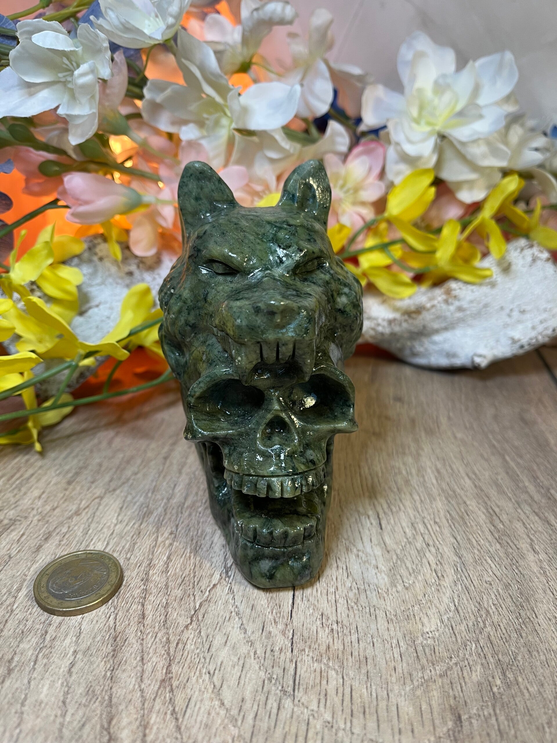 lachende skull met wolfshoofd uit Jade