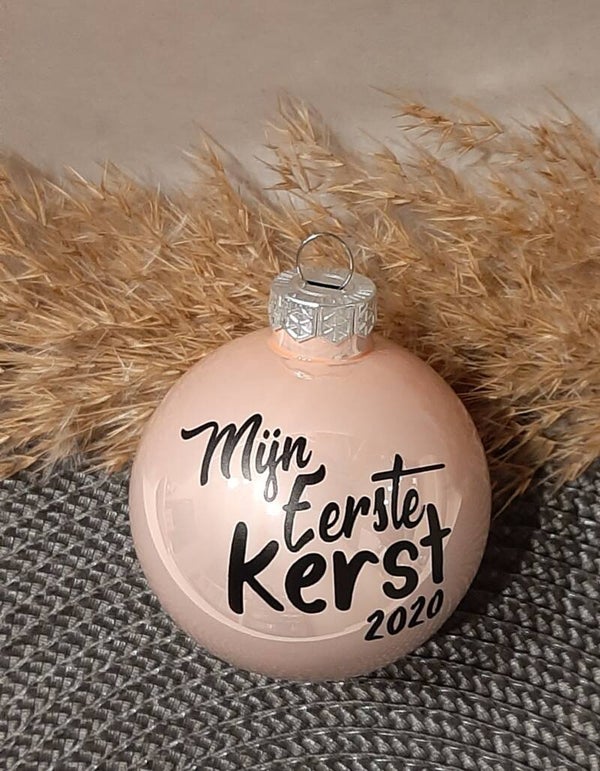 Kerstbal eerste kerst roze