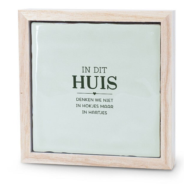 Tegeltje met houten lijstje - In dit huis