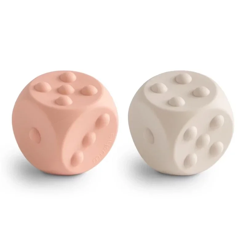 Mushie - Press toy dice - Blush/Shifting Sand
