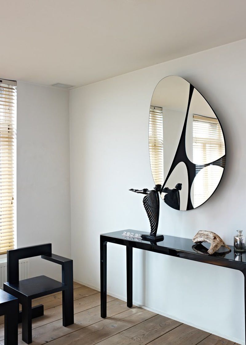 Fraaie Design Spiegel van Deknudt Mirrors uit België. De Pebbles met een draaibaar ophangsysteem koop je voordelig online bij spiegel-winkel.nl